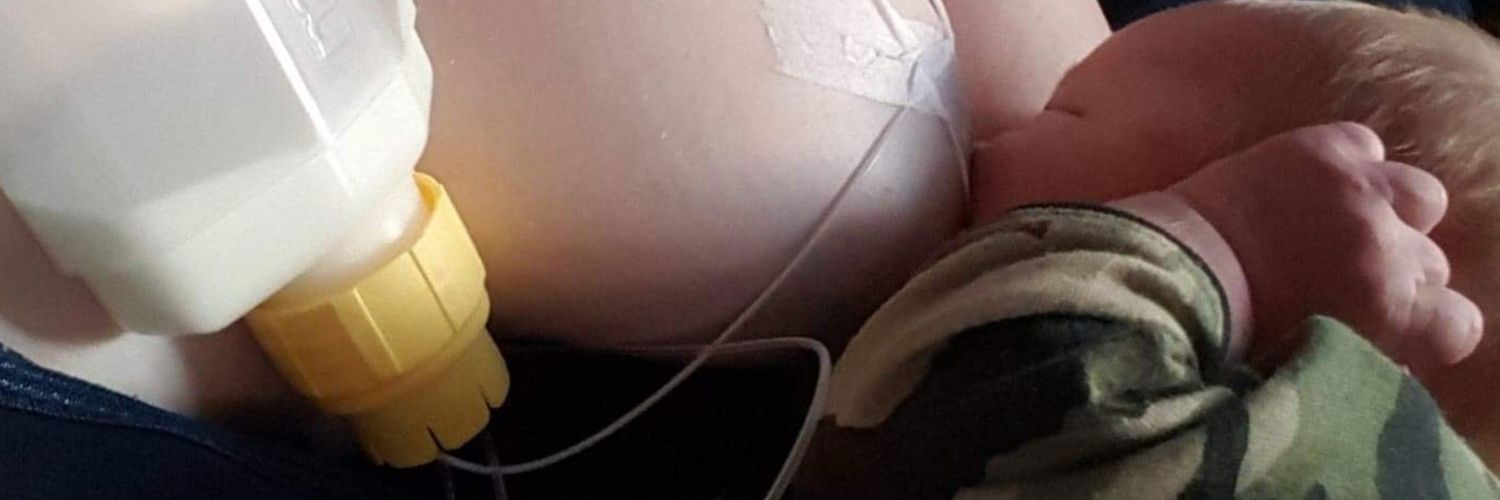 Barn der ammes og suppleres ved hjælp af ammesugerør