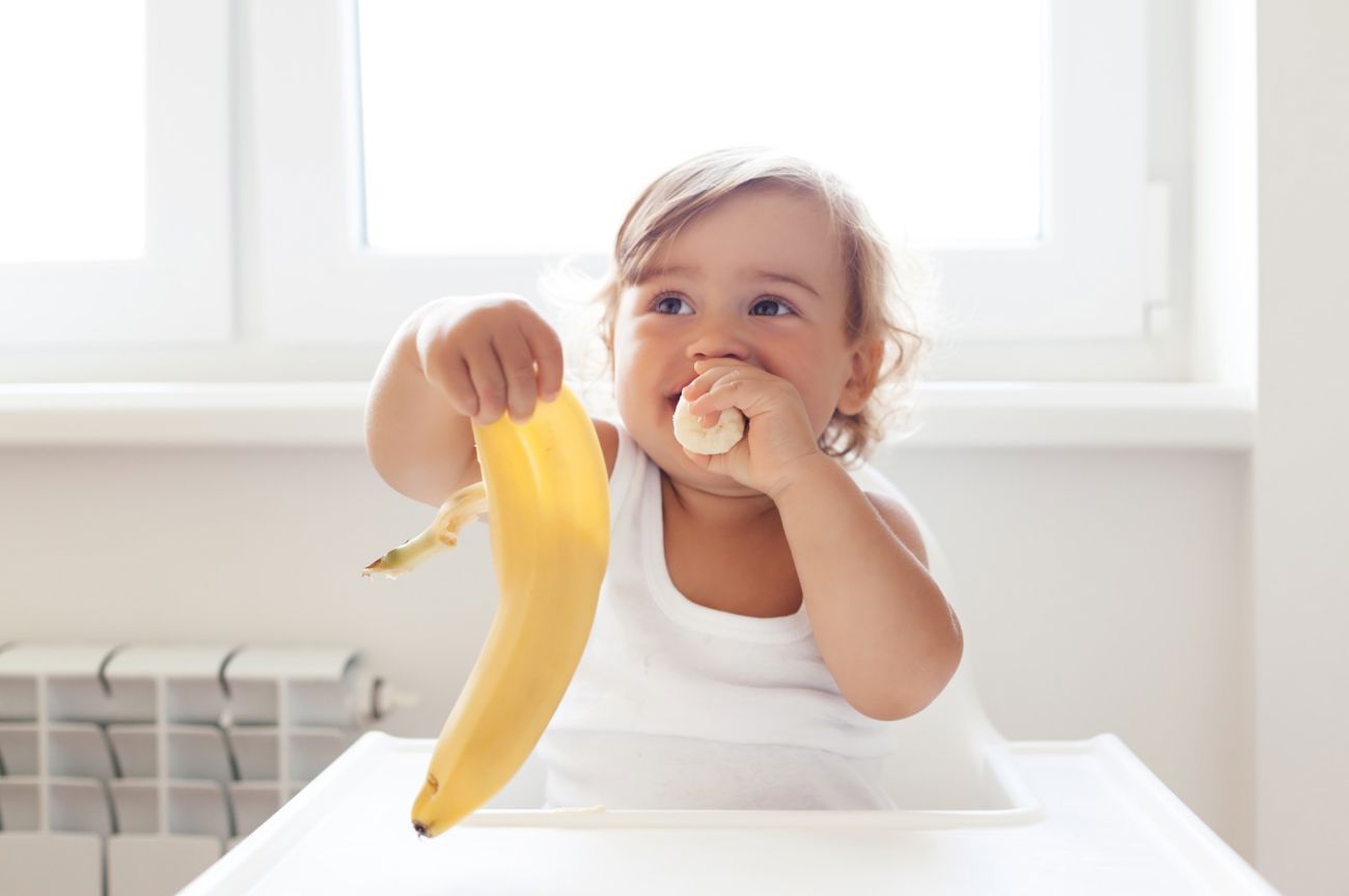 Barn spiser selvstændigt en banan