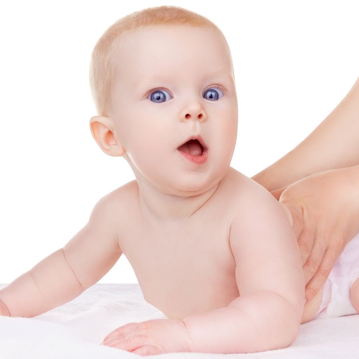 Baby der ligger på maven og løfter hovedet.