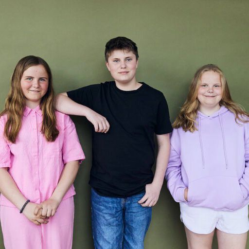 Billede af to piger og en dreng