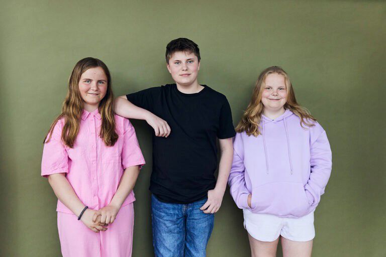 Billede af to piger og en dreng