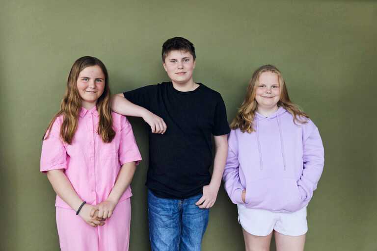 Billede af to piger og en dreng