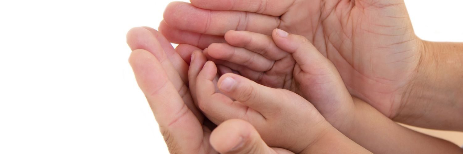 Forældrehænder der holder et par barnehænder