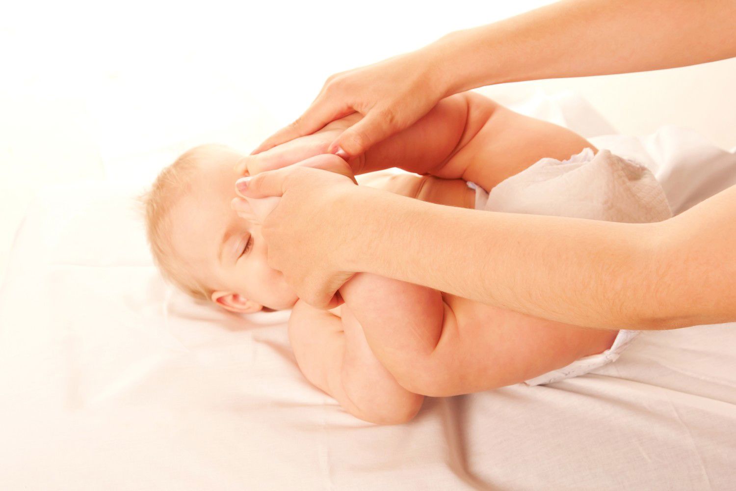 En forælder laver gymnastik med sin baby