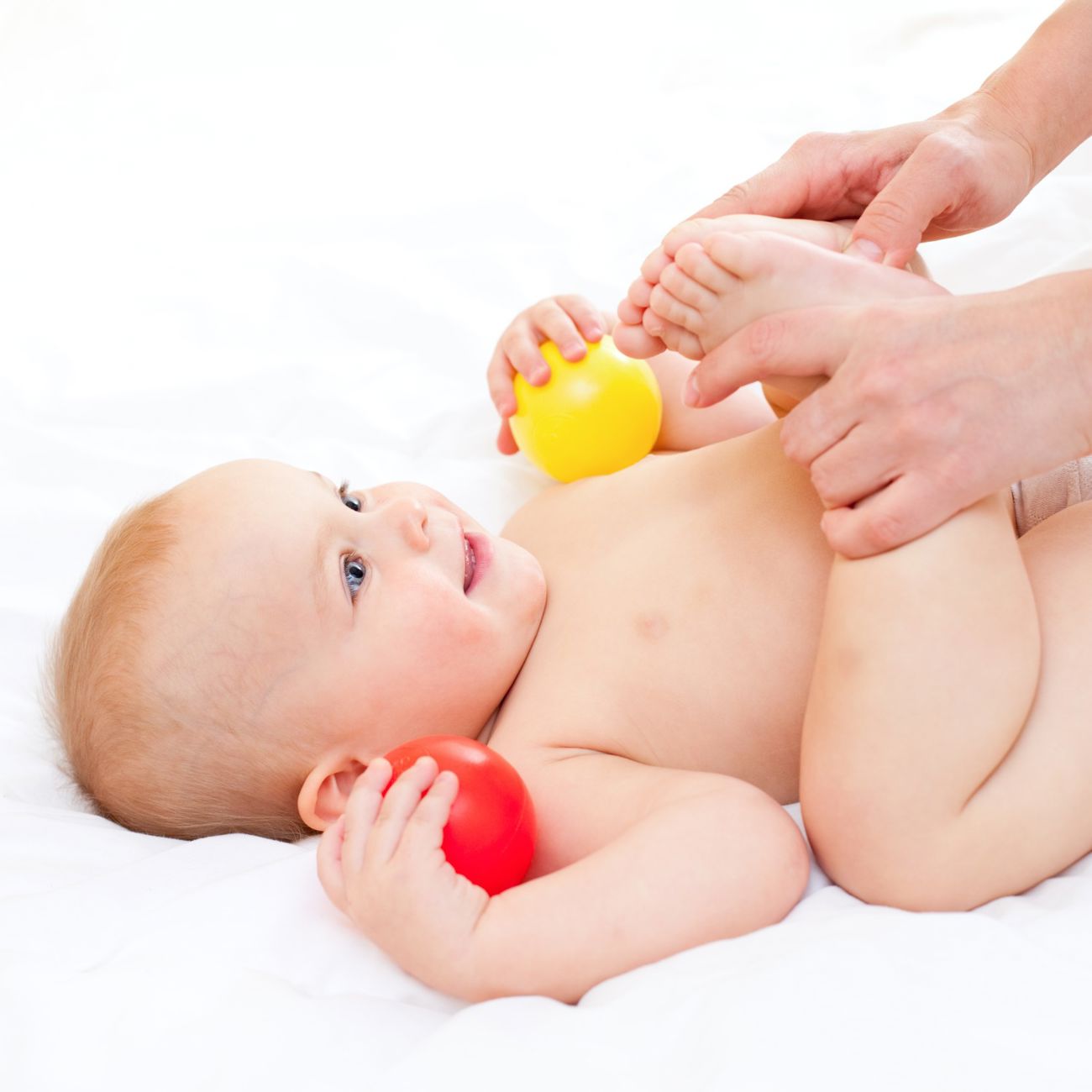 En forælder laver gymnastik med sin baby