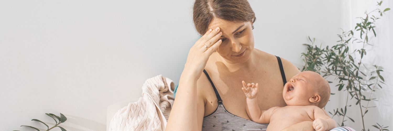 Bekymret mor med grædende barn