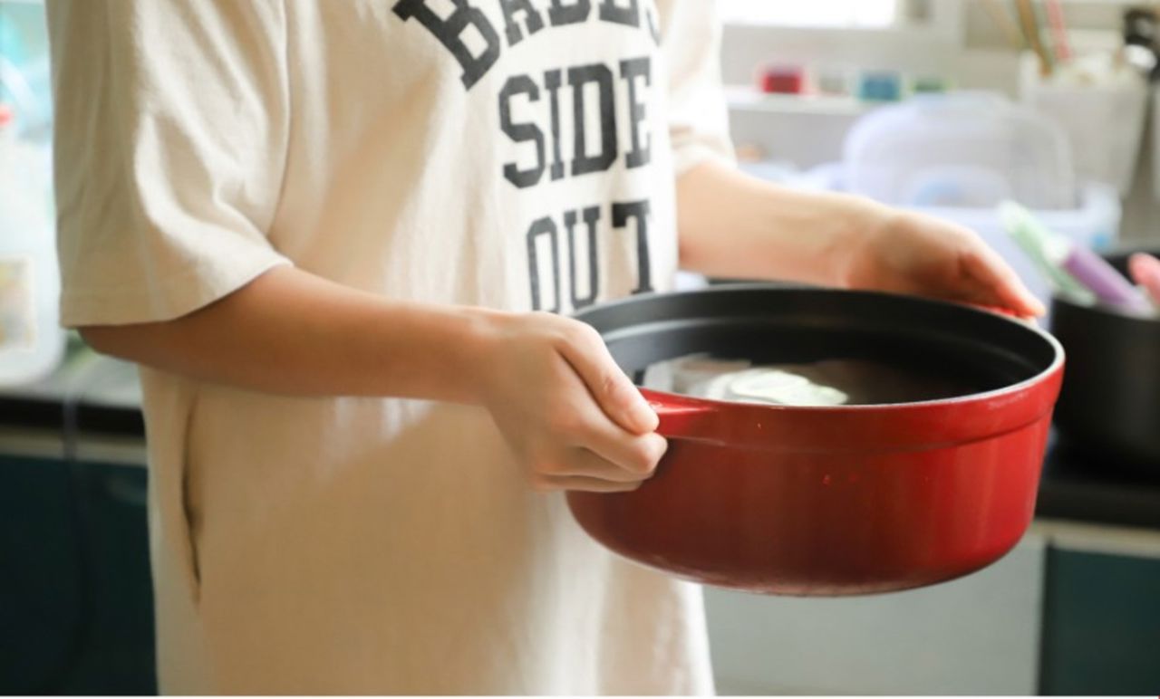 Barn der bærer en gryde