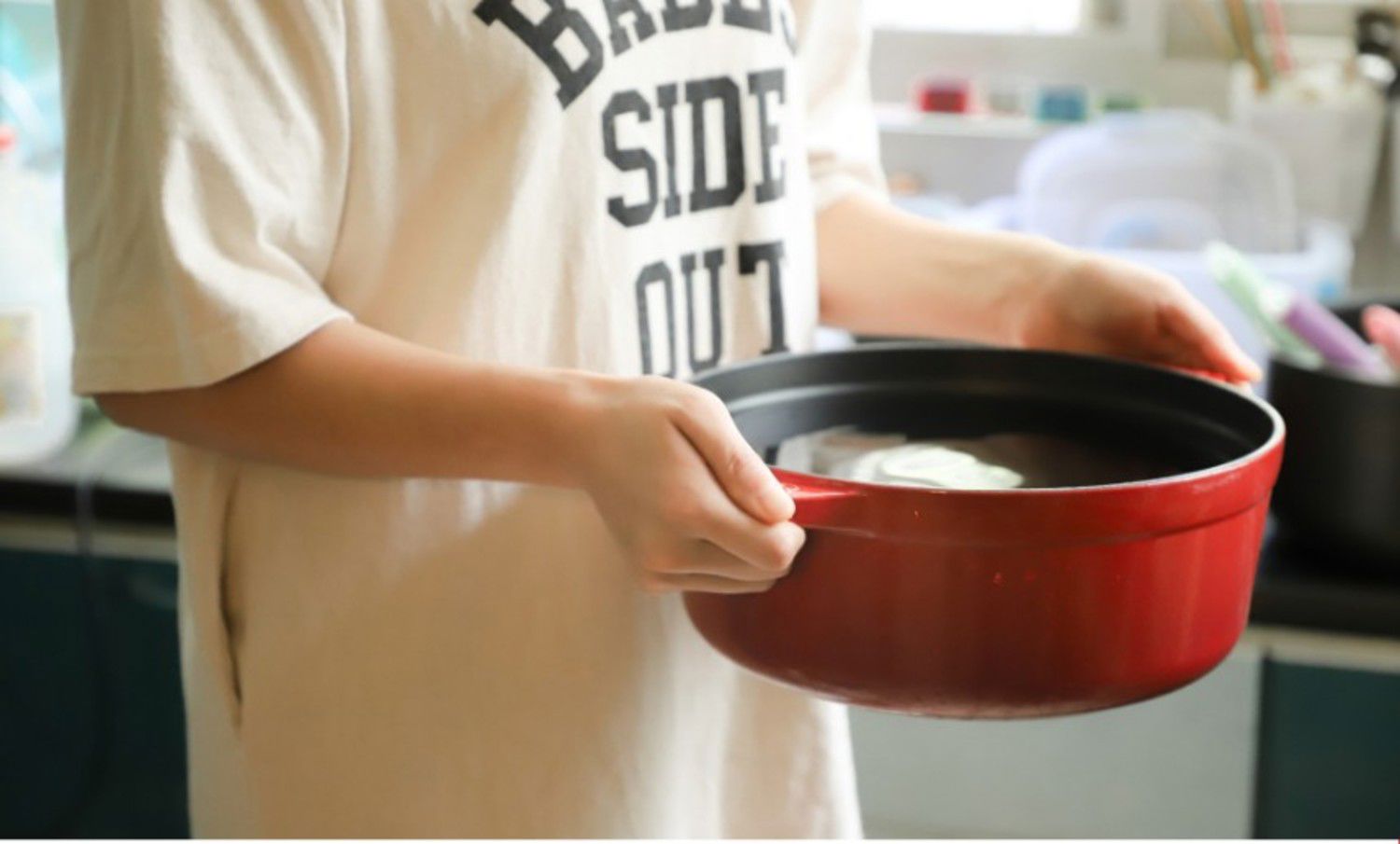 Barn der bærer en gryde