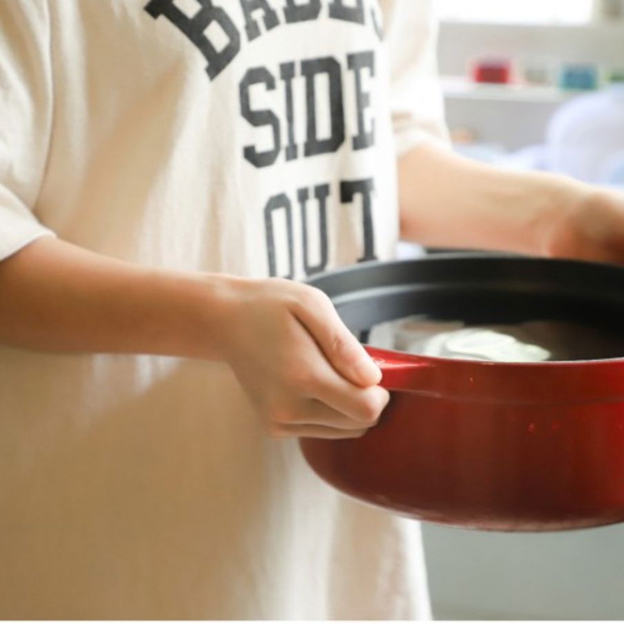 Barn der bærer en gryde