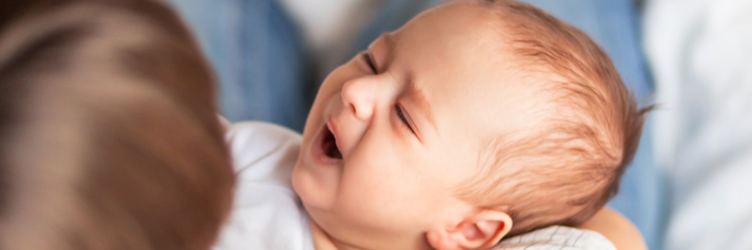 Utilpas barn i favn hos forældre