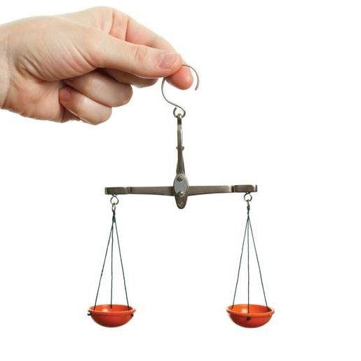 Hånd med vægt i balance