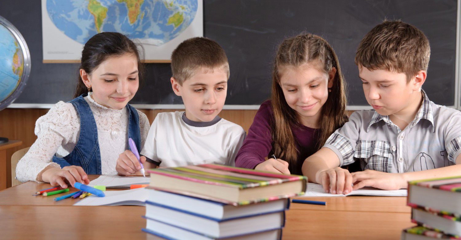 Fire børn der læser